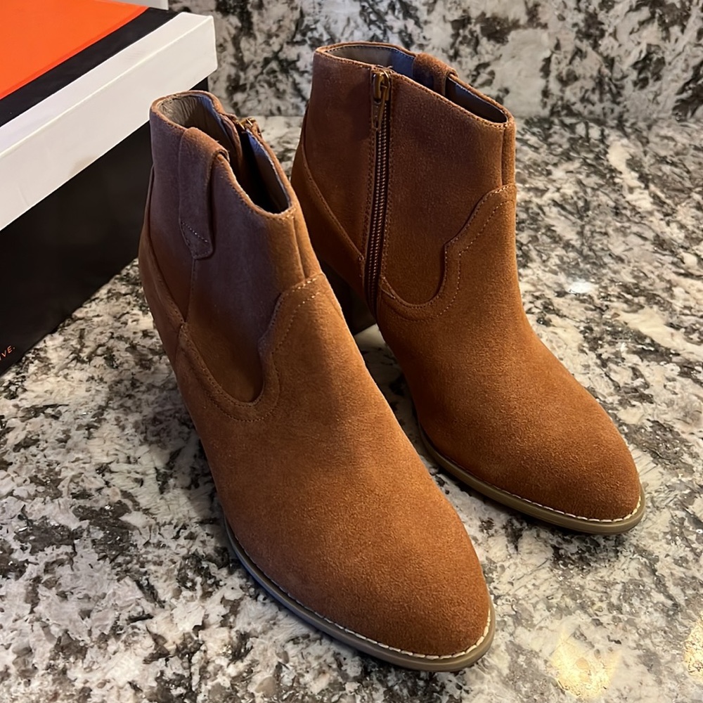 NWT - Vionic Women's 8.5 Upright Windom Ankle Boots in Saddle